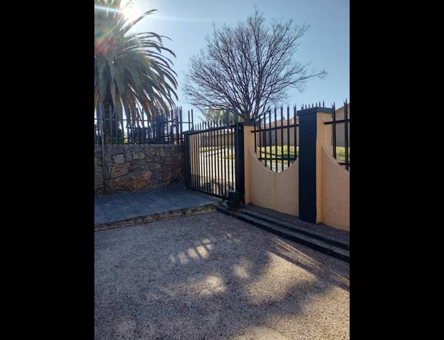 5 BEDROOM HOUSE FOR SALE IN SOPHIATOWN